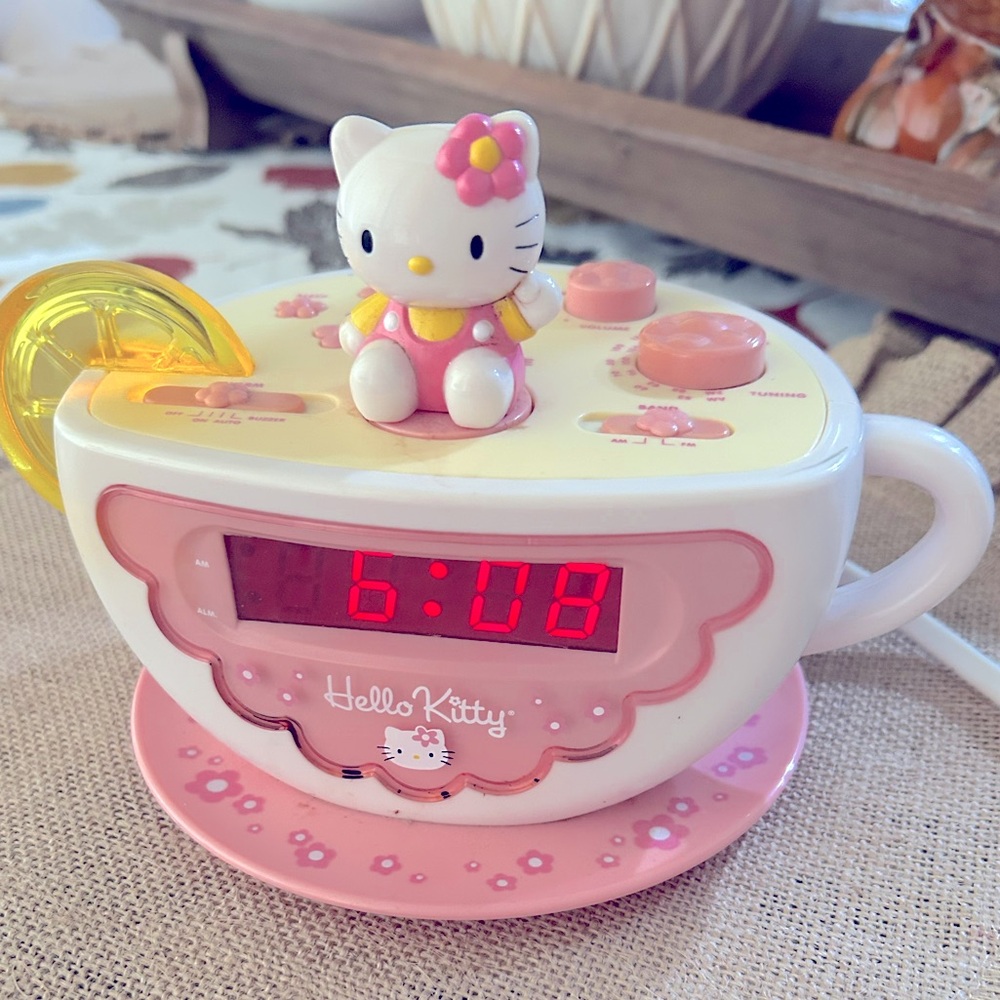 Rare Vintage Hello Kitty Pink and White Teacup Clock Radio Alarm Clock San Rio